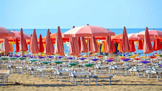 租遮阳伞和躺椅的价格都涨了，赴意大利海滨旅游今年成本高了